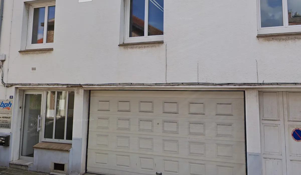 Façade maison avec garage et porte d'entrée.