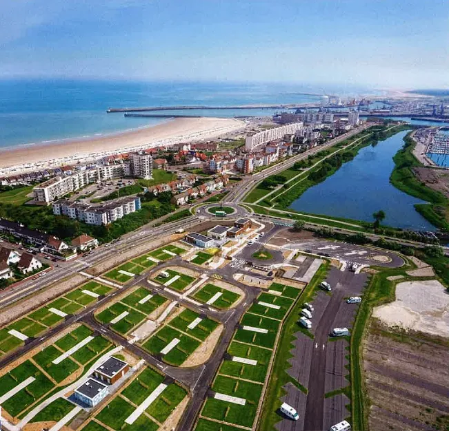 Vue aérienne littoral urbain et plage.